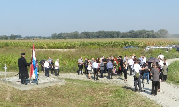 Polaganje vijenaca kod grobnice žrtava komunističkog režima