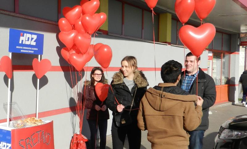 Mladež HDZ-a dijelila balone i ljubavne poruke