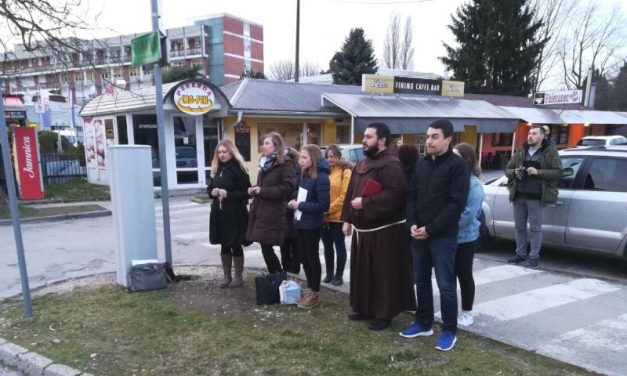 “40 dana za život” ponovno moli pred bolnicom