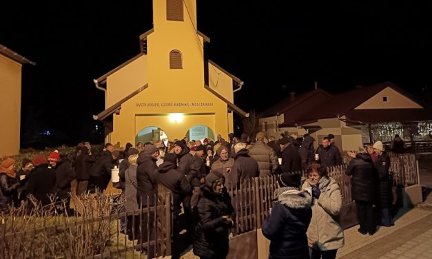 Usprkos hladnoći, u Dunjkovcu tradicionalno druženje nakon polnoćke