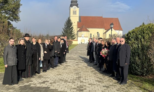 Misu služio biskup u miru, Josip Mrzljak, a pjevali Zagrebački pjevači liječnici